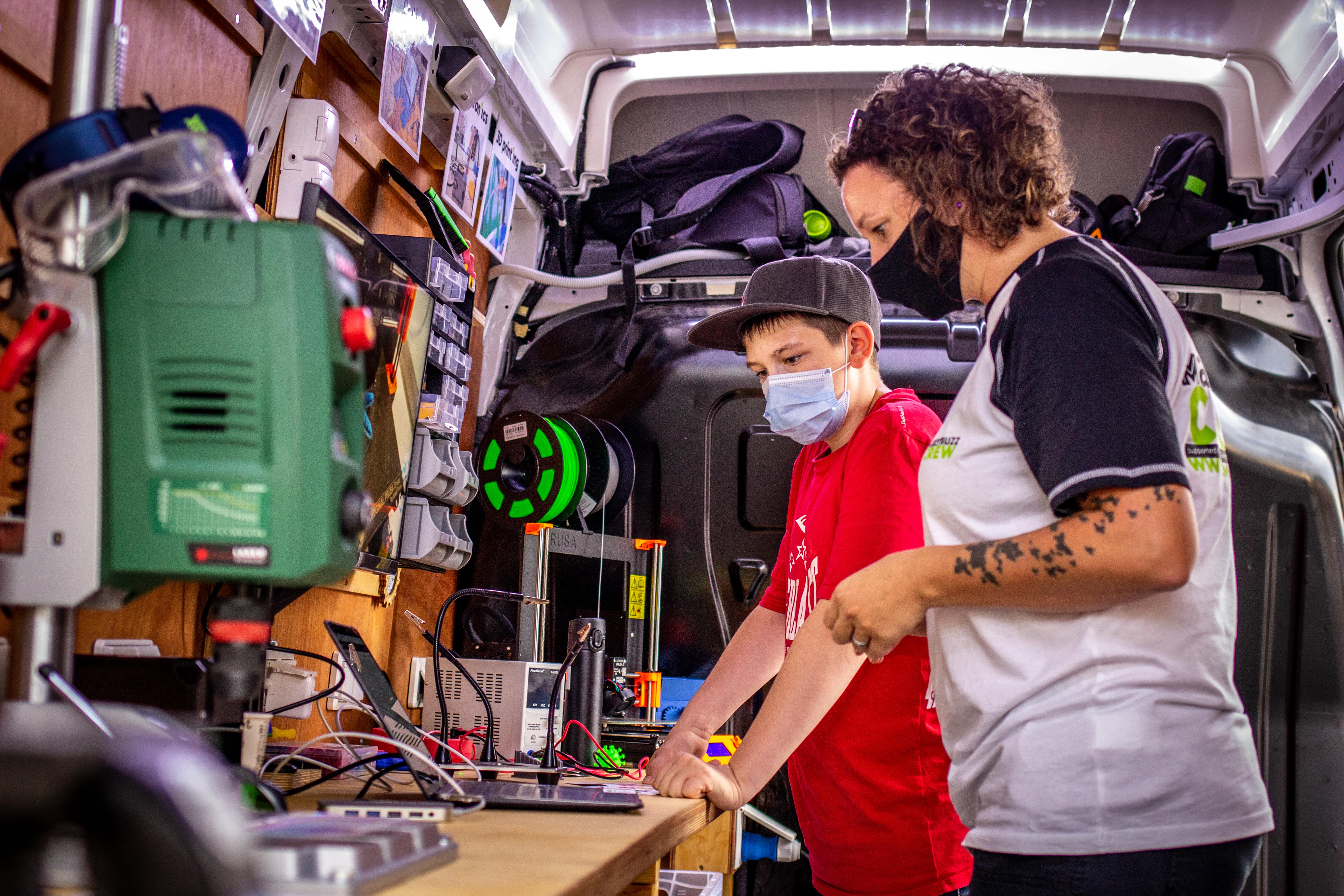 MakerBuzz & creative DIY workshop project image
